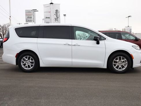 Used 2024 Chrysler Pacifica Touring-L image 3