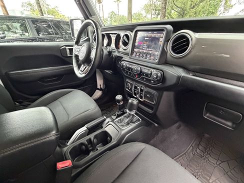 Used 2018 Jeep Wrangler Unlimited Sahara AWD/4WD image 35