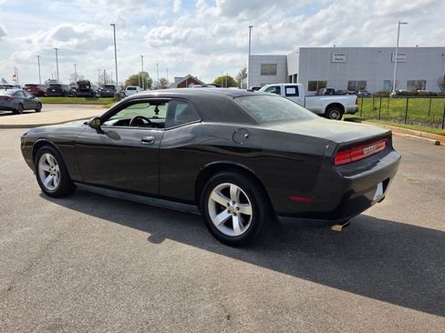 Used 2010 Dodge Challenger SE image 6