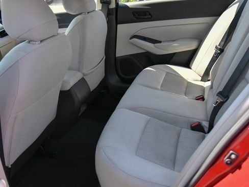 Used 2025 Nissan Altima 2.5 SV FWD image 33