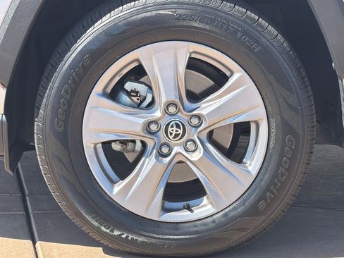 Used 2025 Toyota RAV4 XLE AWD/4WD image 32