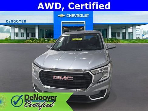 Used 2024 GMC Terrain SLE image 2