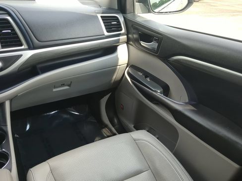 Used 2018 Toyota Highlander Limited Platinum AWD/4WD image 16