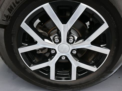 Used 2024 Jeep Grand Cherokee Limited image 47