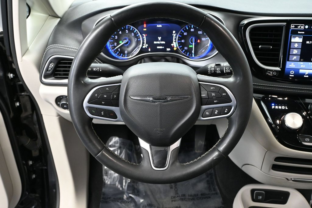 Used 2023 Chrysler Pacifica Touring-L AWD/4WD image 18