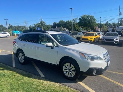 Used 2017 Subaru Outback 2.5i Premium AWD/4WD image 3