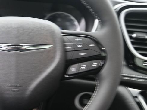 Used 2025 Chrysler Pacifica Limited image 27