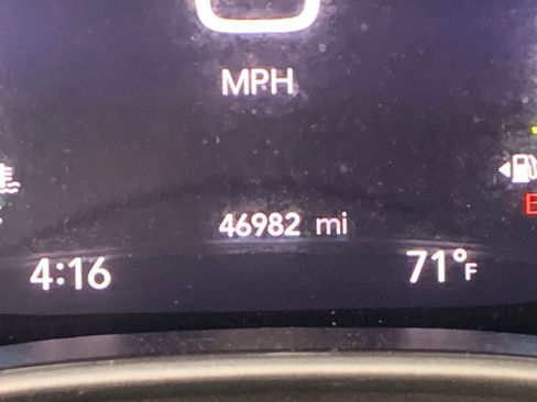 Used 2025 Chrysler Pacifica Select image 9