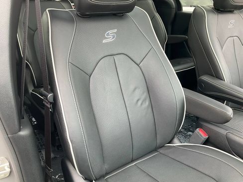 Used 2023 Chrysler Pacifica Limited w/ S Appearance Package FWD image 61