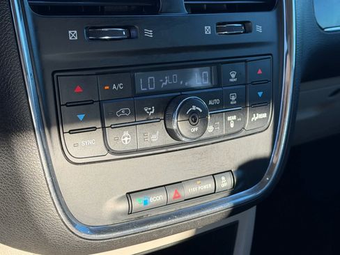 Used 2013 Chrysler Town & Country Touring-L w/ Driver Convenience Group image 25