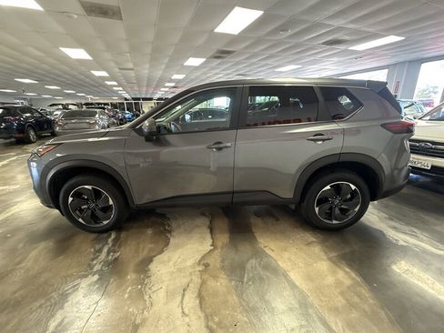 Used 2024 Nissan Rogue SV FWD image 4