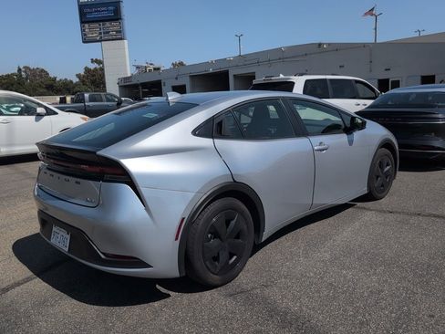Used 2025 Toyota Prius LE FWD image 3