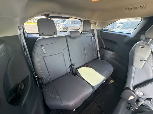 Used 2025 Toyota Sienna LE w/ LE Plus Package image 22