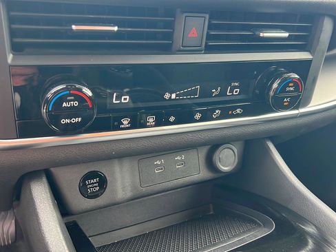 Used 2024 Nissan Rogue SV image 27