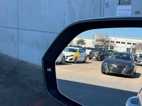 Used 2025 Volkswagen Atlas SE image 21