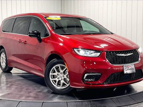 Used 2025 Chrysler Pacifica Select FWD image 3