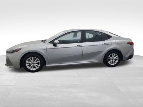 Used 2025 Toyota Camry LE image 9