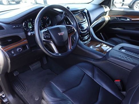 Used 2018 Cadillac Escalade Luxury image 12