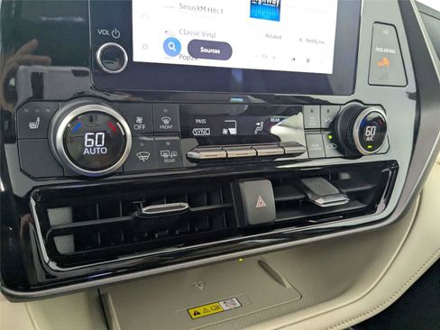 Used 2023 Toyota Highlander XLE FWD image 13