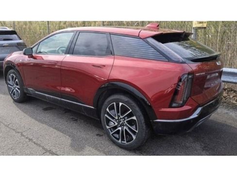 Used 2025 Cadillac Optiq Sport 2 w/ LPO, Floor Liner Package AWD/4WD image 4