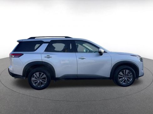 Used 2025 Nissan Pathfinder SV image 15
