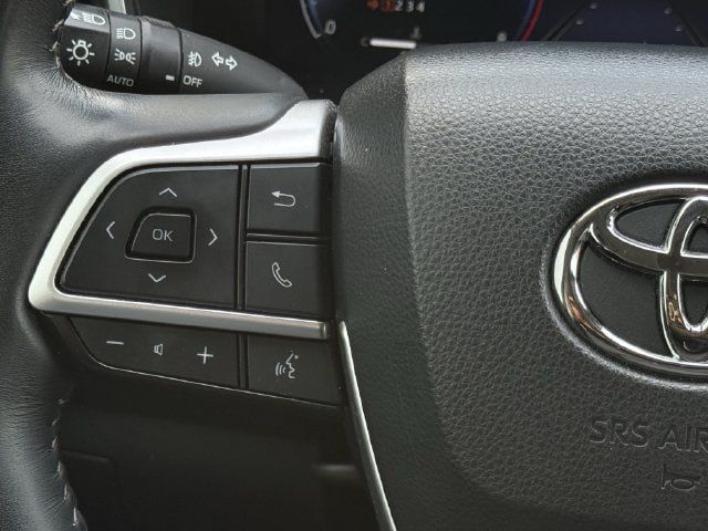 Used 2023 Toyota Highlander Limited FWD image 14