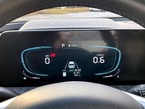 Used 2025 Kia Telluride EX w/ EX Captain's Chair Package image 9