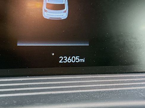 Used 2025 Hyundai Venue SEL image 19