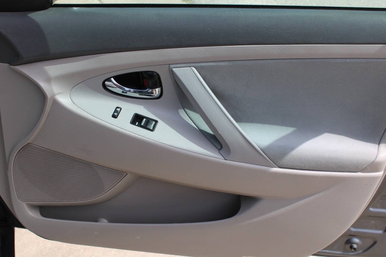 Used 2009 Toyota Camry LE FWD image 12