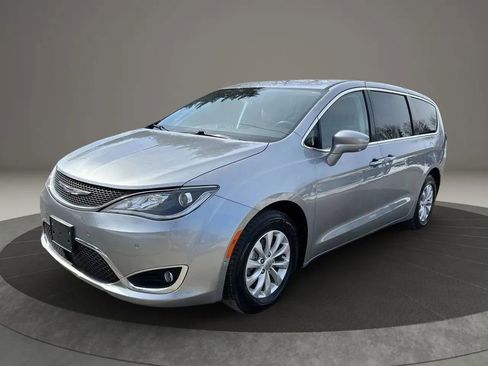 Used 2019 Chrysler Pacifica Touring Plus w/ Advanced Safetytec Group FWD image 1