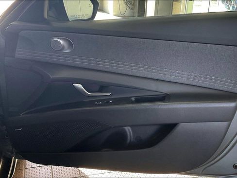Used 2025 Hyundai Elantra Limited image 22