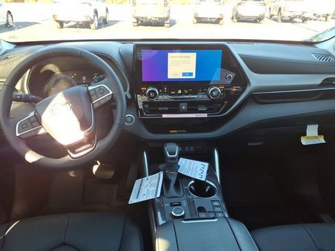 New 2026 Toyota Highlander Limited image 9