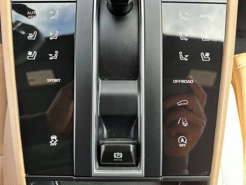 Certified 2024 Porsche Macan AWD/4WD image 32