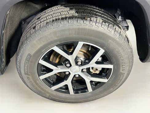 Used 2023 Jeep Grand Cherokee L Limited AWD/4WD image 32