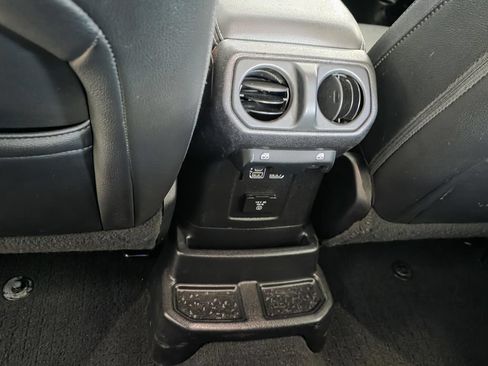 Used 2018 Jeep Wrangler Unlimited Sahara AWD/4WD image 12