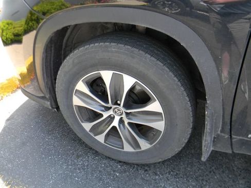 Used 2021 Toyota Highlander XLE AWD/4WD image 8