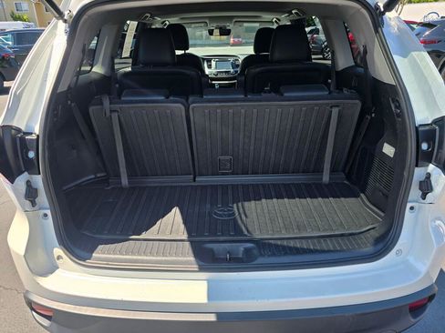 Used 2019 Toyota Highlander XLE AWD/4WD image 5