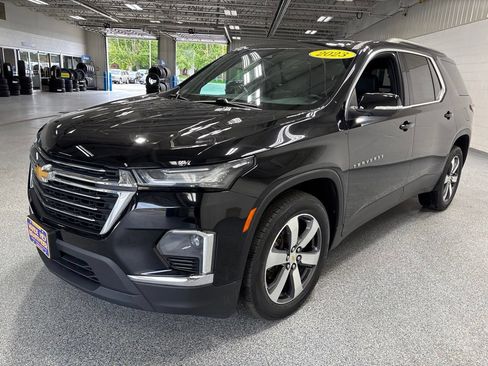 Used 2023 Chevrolet Traverse LT w/ LT Premium Package AWD/4WD image 3