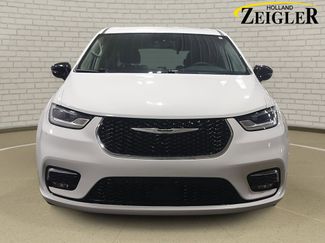 Used 2024 Chrysler Pacifica Touring-L video 2