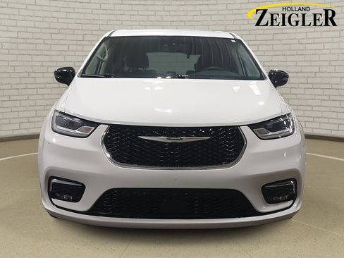 Used 2024 Chrysler Pacifica Touring-L image 2