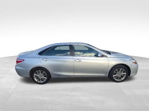 Used 2017 Toyota Camry SE image 4