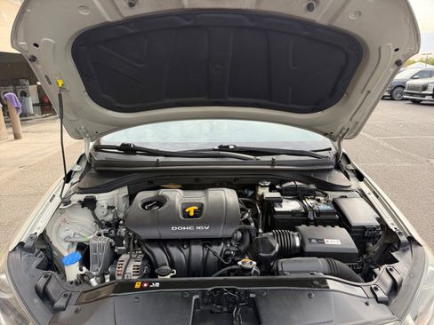 Used 2017 Hyundai Elantra SE image 22