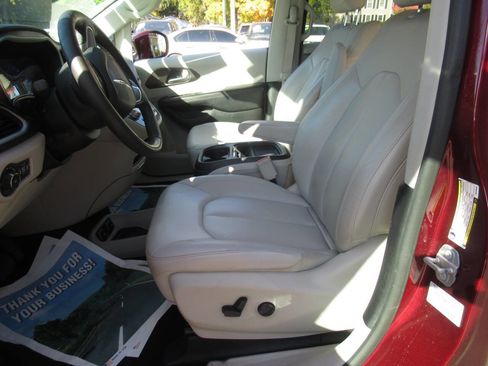 Used 2017 Chrysler Pacifica Touring-L image 19