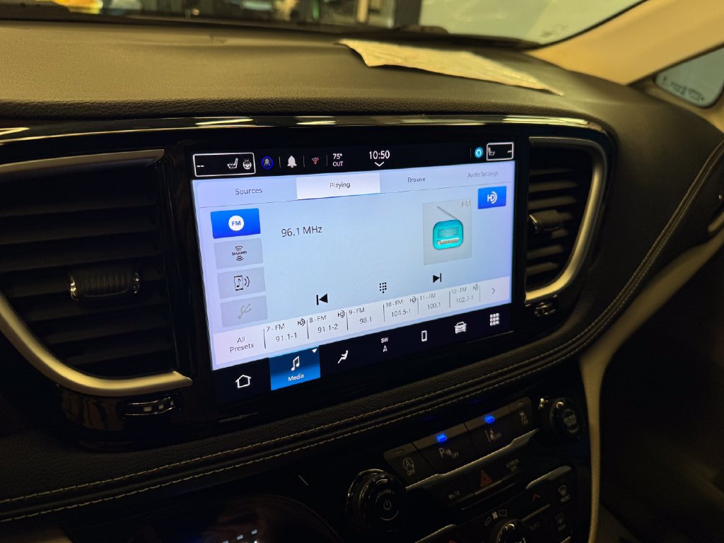 Used 2023 Chrysler Pacifica Limited FWD image 13