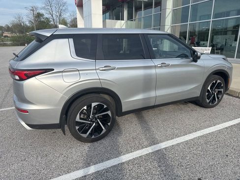 Used 2024 Mitsubishi Outlander SE image 3