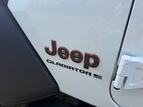 Used 2025 Jeep Gladiator Mojave w/ Safety Group AWD/4WD image 17