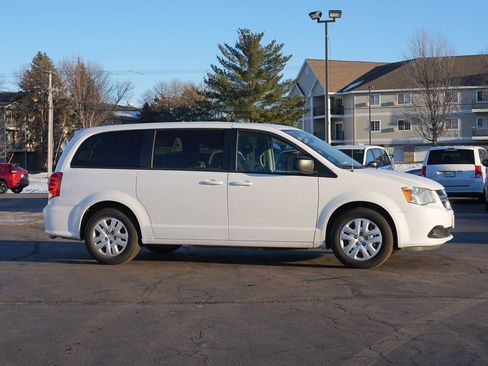 Used 2018 Dodge Grand Caravan SE w/ UConnect Hands-Free Group image 2