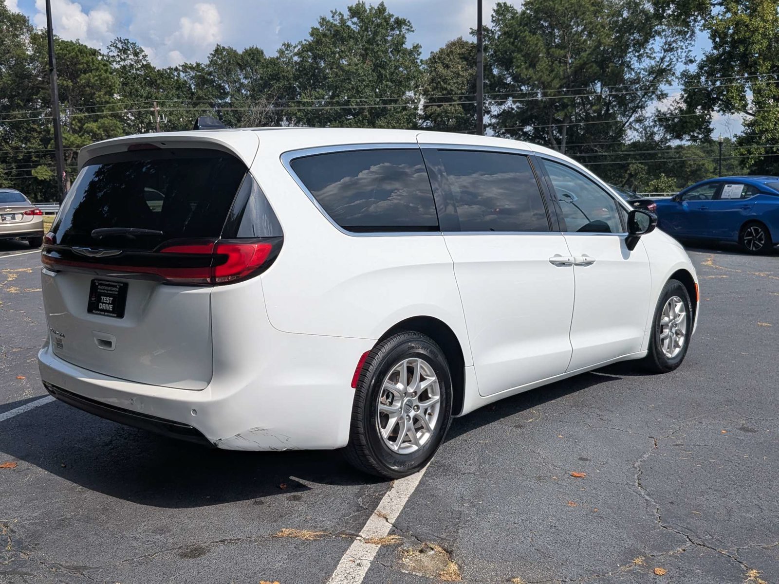 Used 2024 Chrysler Pacifica Touring-L FWD image 4