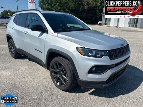 Used 2026 Jeep Compass Latitude AWD/4WD image 3