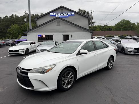 Used 2015 Toyota Camry SE FWD image 1